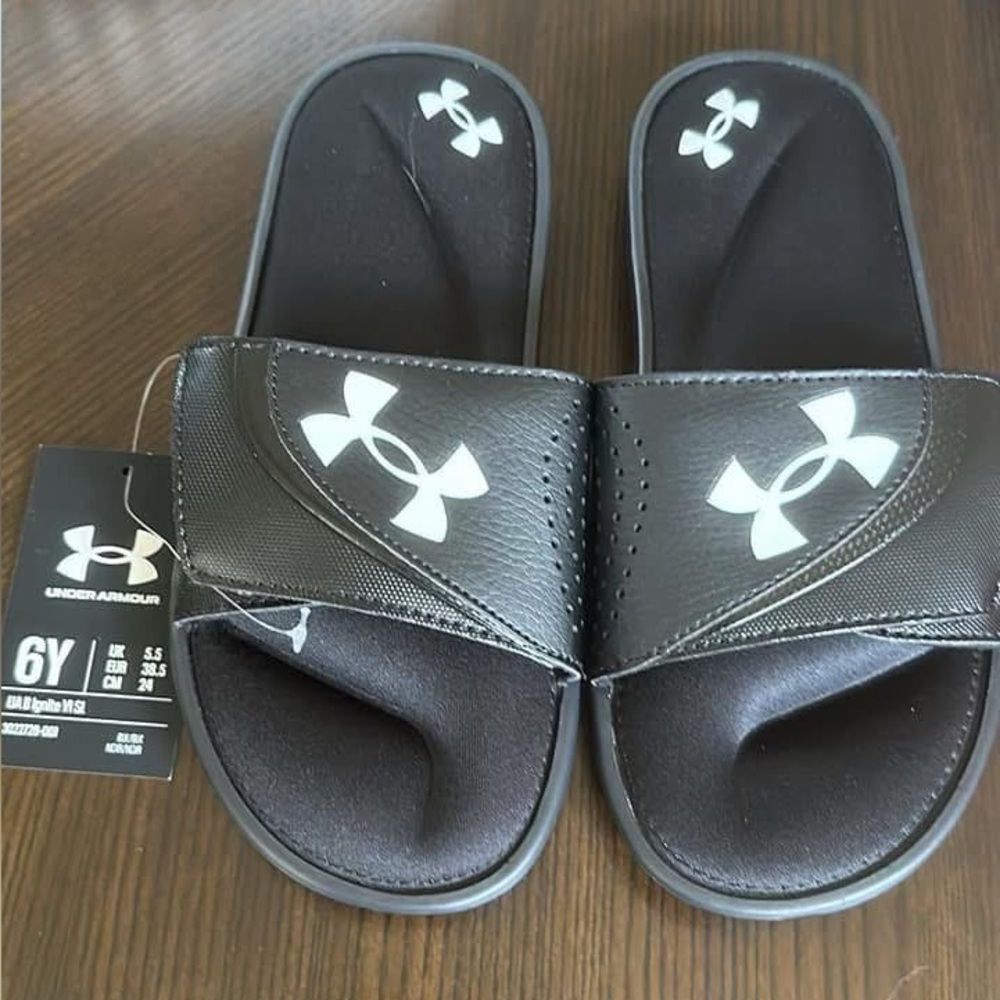 Under Armour B Ignite VI SL Black Slides, Size 6 Y.